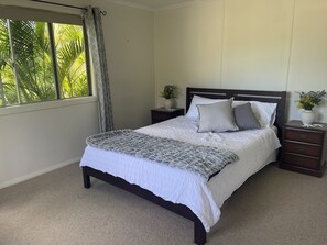 4 chambres, bureau, fer et planche à repasser, lit parapluie