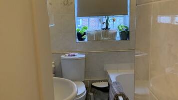 Haartrockner, Handtücher, Seife, Shampoo