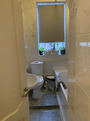 Sèche-cheveux, serviettes fournies, savon, shampoing