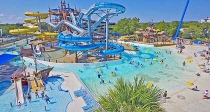 Private River Access, Pool, Hot tub, BBQ grills, walk downtown & Schlitterbahn!