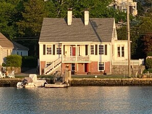 Exterior - Historic Spite House, Captain’s Home, sleeps 10, walk to downtown Mystic!! (Stonington)