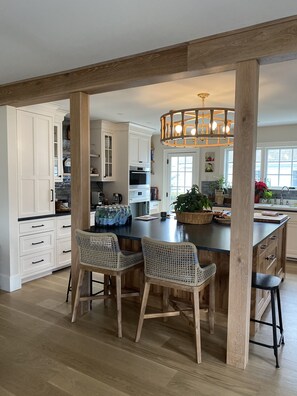 Private kitchen - Historic Spite House, Captain’s Home, sleeps 10, walk to downtown Mystic!! (Stonington)