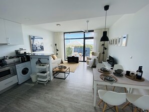 Una televisión, un reproductor estéreo