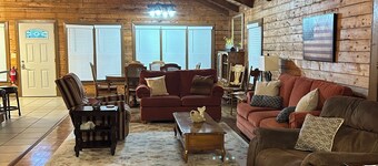 Spacious Log Cabin at Lake Guntersville