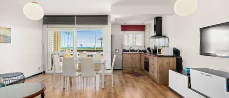 Réfrigérateur, micro-ondes, four, cafetière/bouilloire