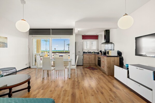 Jääkaappi, mikroaaltouuni, uuni, kahvin-/teenkeitin