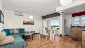 A modern apartment with a living area, dining space, and kitchen. - WELCS APARTAMENTO 218 EMP frente al Mar (Empuriabrava)