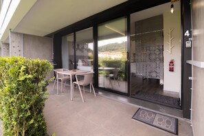 Outdoor dining - Lower level Studio w/ kitchenett and patio (Santana)