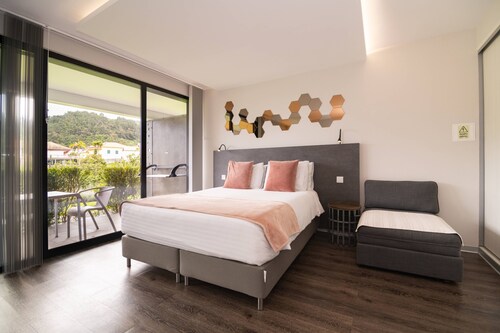 Lower level Studio w/ kitchenett and patio