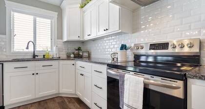 Spacious Home with swim spa and games  sleeps 27