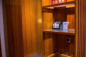 Un interior de madera con una repisa que sostiene algunos objetos.