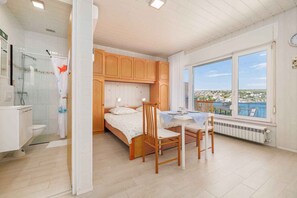 1 bedroom - Studio directly by the sea (Šilo)