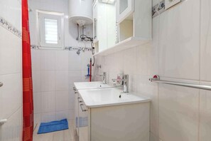 Bathroom - Holiday apartment with sea view (Šilo)