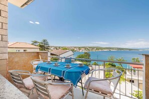 Outdoor dining - Holiday apartment with sea view (Šilo)
