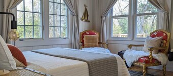 Dreamy Cottage right on the Lake, Dog Friendly!