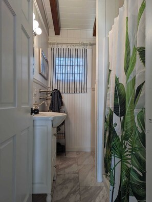 Ducha, secador de pelo, toallas, shampoo