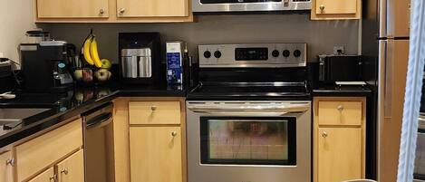 Een koelkast, een magnetron, een oven, een kookplaat