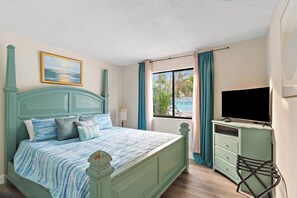 5 bedrooms, desk, free WiFi, bed sheets - Beach Paradise for Groups! Huge Heated Pool, Spa, Amenities! (Seminole)