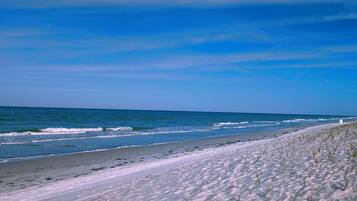 Platja a a prop, gandules de platja i tovalloles de platja