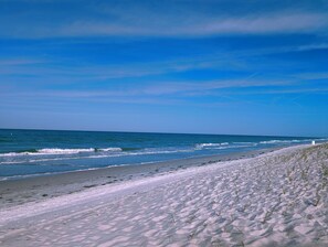 Beach nearby, sun loungers, beach towels