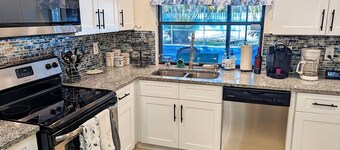 Beach Paradise for Groups! Huge Heated Pool, Spa, Amenities!