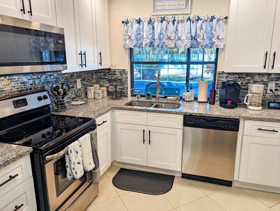 Beach Paradise for Groups! Huge Heated Pool, Spa, Amenities!