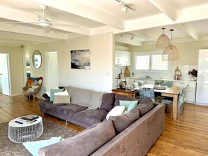 Smart TV, fireplace, ping pong, books - Cowes Red Rocks Home 300m from Beach and close to shops and walk paths, winery,  (Cowes)