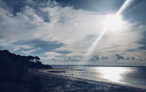 Beach nearby, sun-loungers, beach towels - Cowes Red Rocks Home 300m from Beach and close to shops and walk paths, winery,  (Cowes)