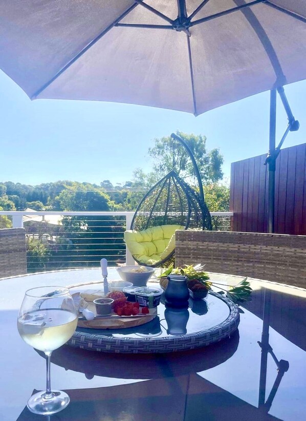 Outdoor dining - Cowes Red Rocks Home 300m from Beach and close to shops and walk paths, winery,  (Cowes)