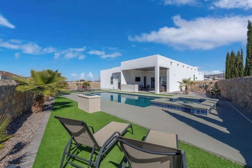 Miami Style Pool House 4 Bed 3.5 Bath