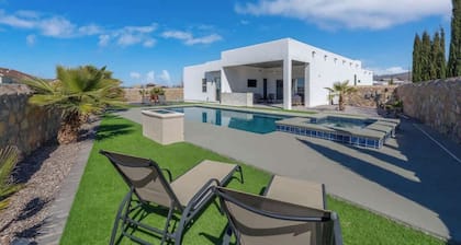 Miami Style Pool House 4 Bed 3.5 Bath