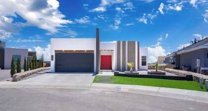 Miami Style Pool House 4 Bed 3.5 Bath