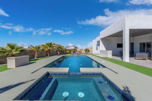 Miami Style Pool House 4 Bed 3.5 Bath