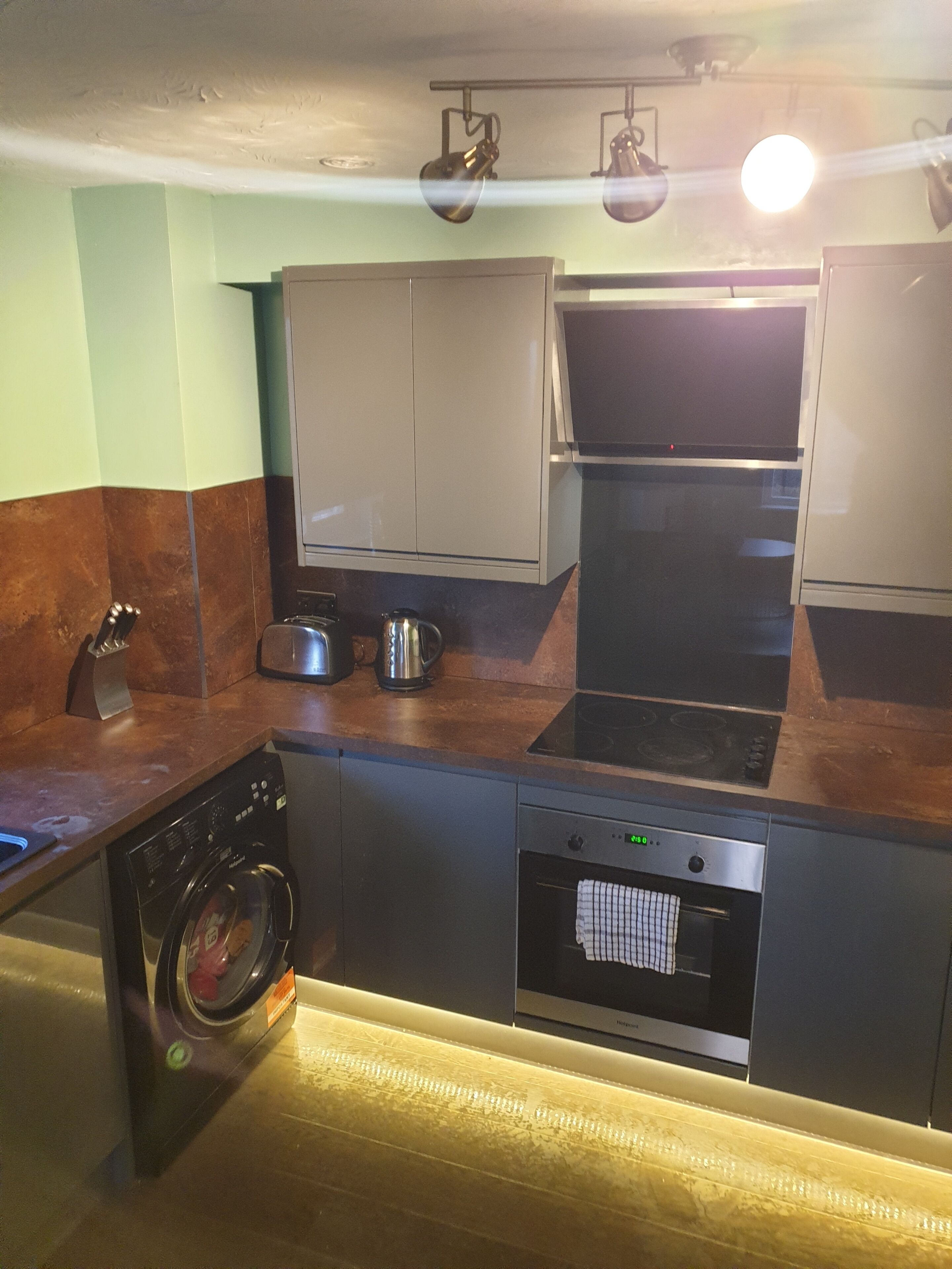 Kjøleskap, mikrobølgeovn, ovn og kokeplater