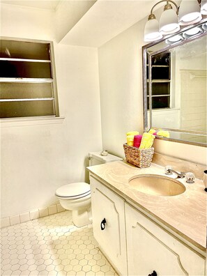 Secadora de cabello, toallas, jabón, shampoo 