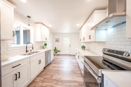Fridge, oven, stovetop, dishwasher. Port Orchard Retreat- 5 Minutes from Downtown