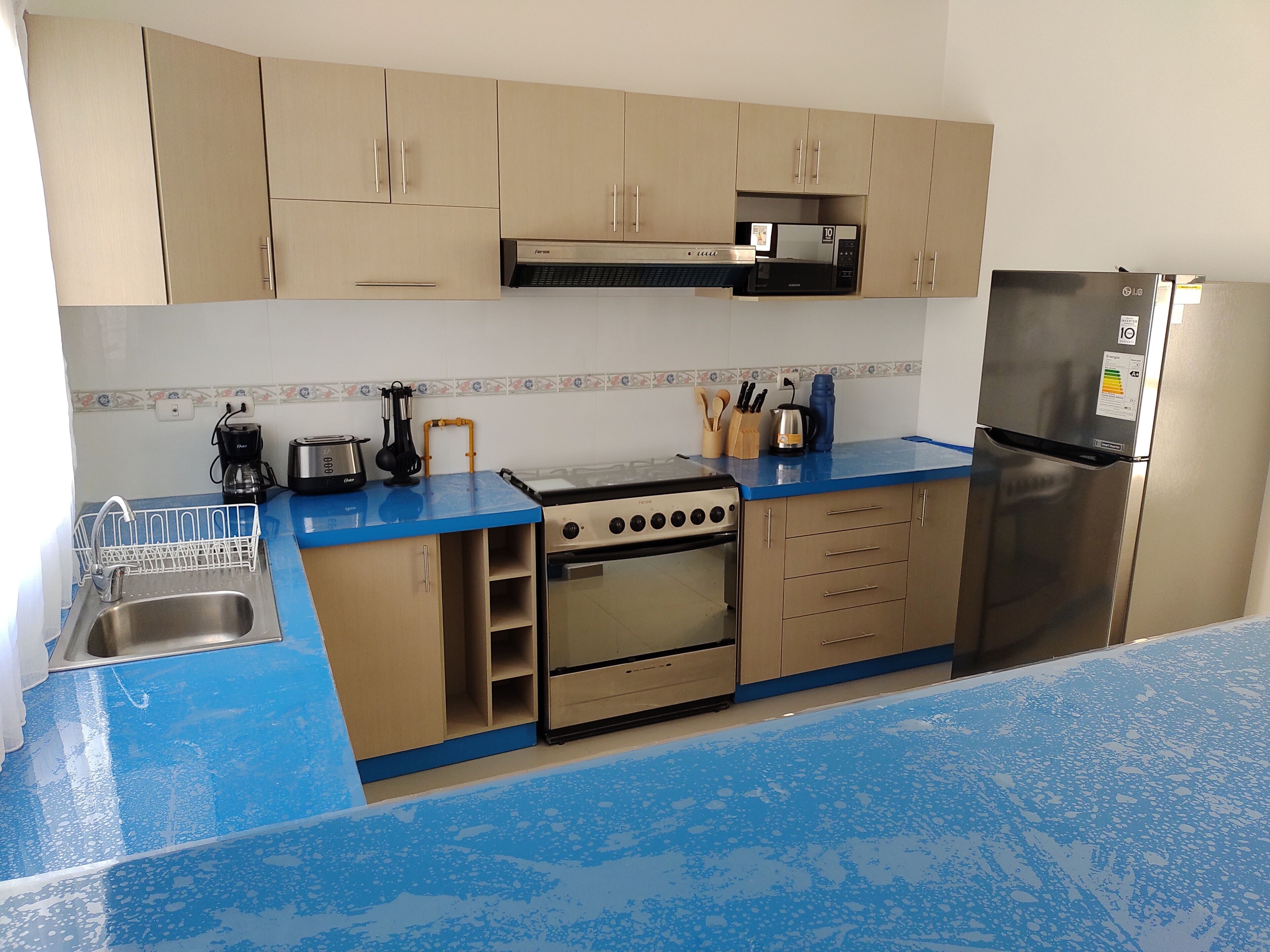 Geladeira, fogão, lava-louças, chaleira elétrica