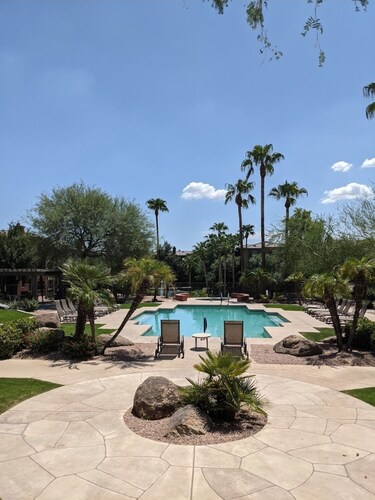 Shared 1bd apt. Few mins to freeway. 20mins to cardinals statium