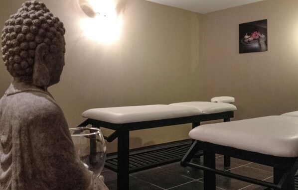Ein Zimmer mit einer Statue, einer Bank und einem Bild an der Wand.