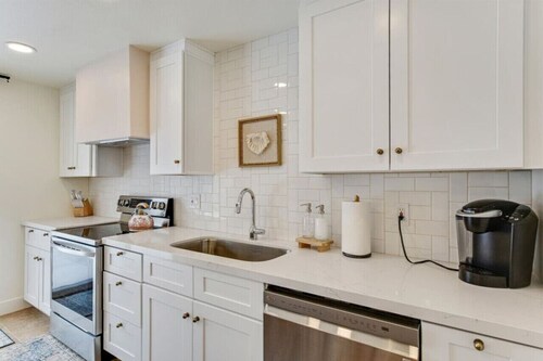 Haiti Haven | Fenced | Massage* | Hot Tub | BBQ