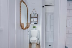 Een douche, een haardroger, handdoeken, zeep
