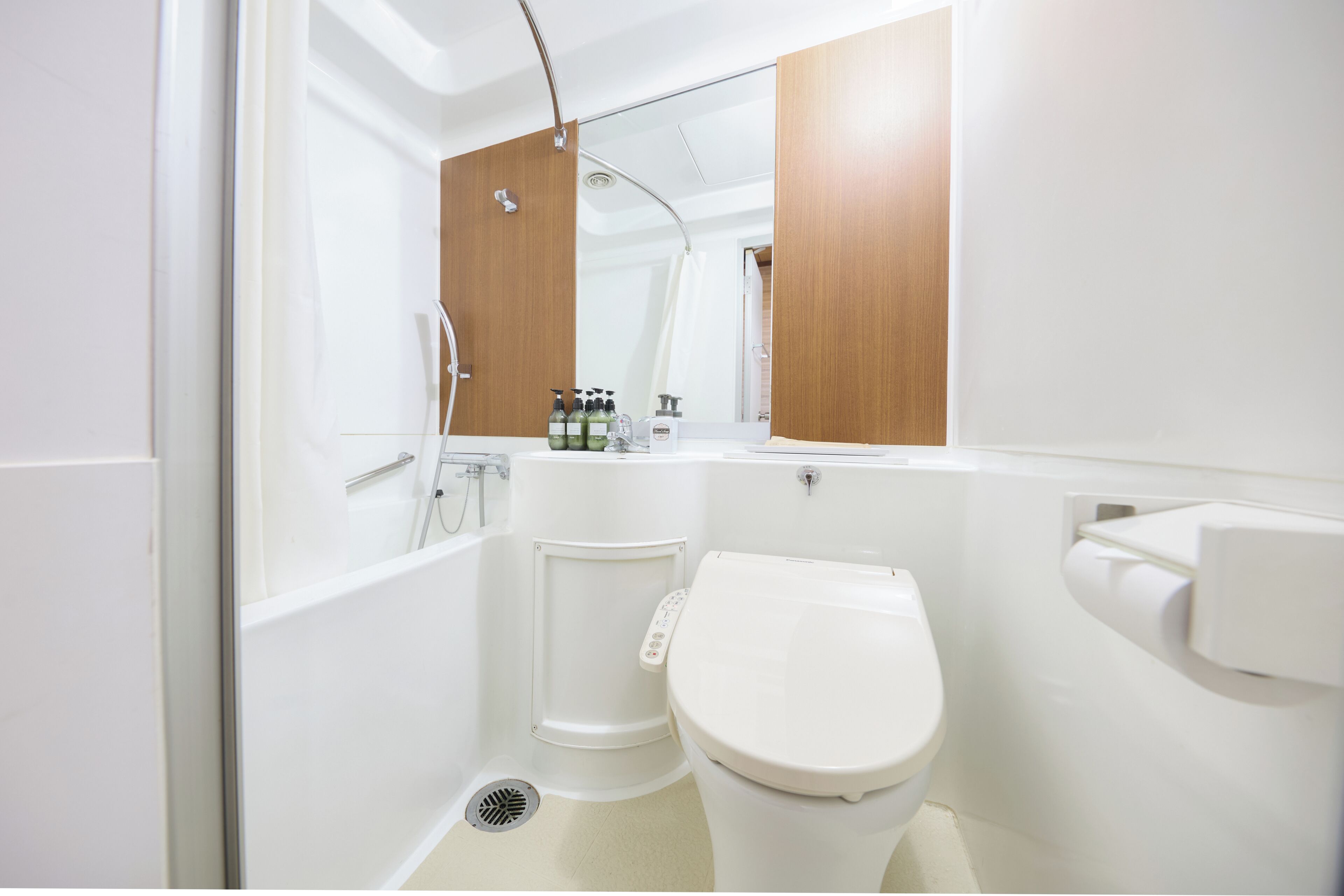 Une salle de bain moderne équipée de toilettes, d’un lavabo et d’une douche.
