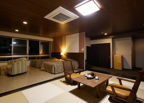 Executive-rum - icke-rökare - utsikt mot staden (Special Japanese Western, Night View) | Värdeförvaringsskåp på rummet, mörkläggningsgardiner och sängkläder