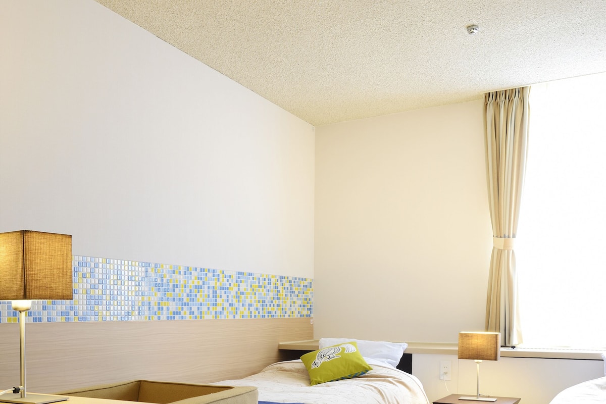 Basic-Zweibettzimmer, Nichtraucher | 1 Schlafzimmer, Zimmersafe, Verdunkelungsvorhänge, Bettwäsche