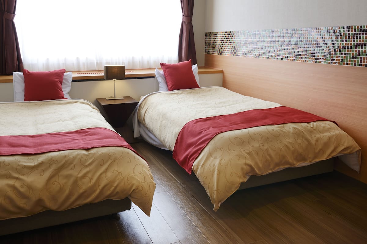 Basic-Zweibettzimmer, Nichtraucher, Stadtblick (night view) | 1 Schlafzimmer, Zimmersafe, Verdunkelungsvorhänge, Bettwäsche