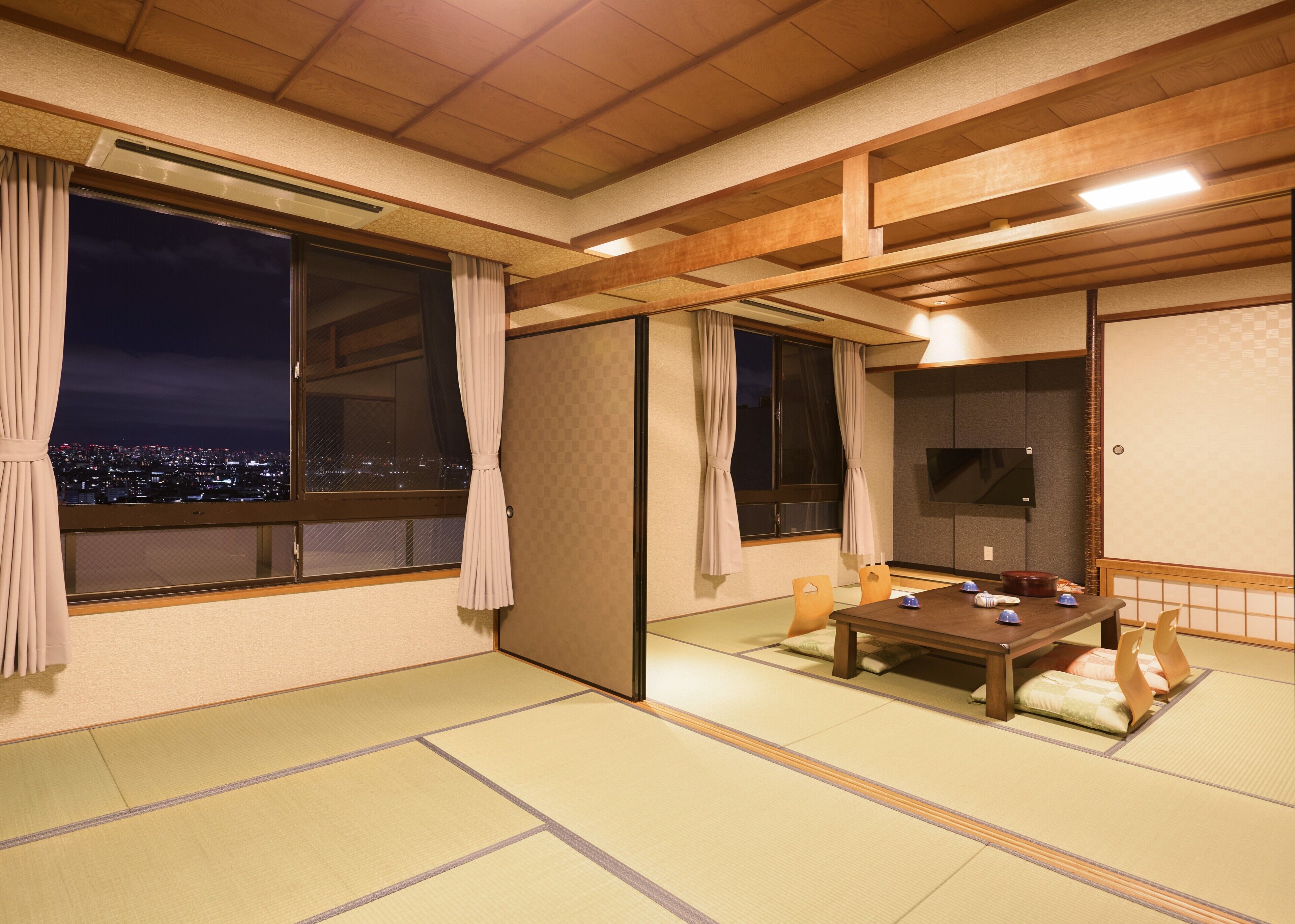 Japanilaistyylinen huone, tupakointi kielletty (Yume no Sato, Night View Side) | Tallelokero huoneessa, pimennysverhot, vuodevaatteet