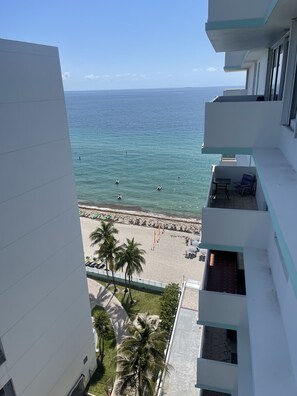 Property grounds - Ocean front apartment next to the diplomat hotel (Hollywood)