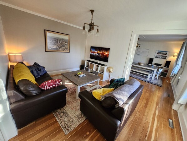 TV connectée, cheminée, jeux vidéo, livres