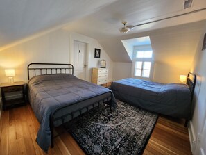 2 bedrooms, desk, iron/ironing board, free WiFi - Cozy Castle Cottage on the doorstep of Waterton National Park & Castle Mountain. (Pincher Creek)