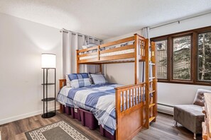 2 bedrooms, travel cot, WiFi, bed sheets